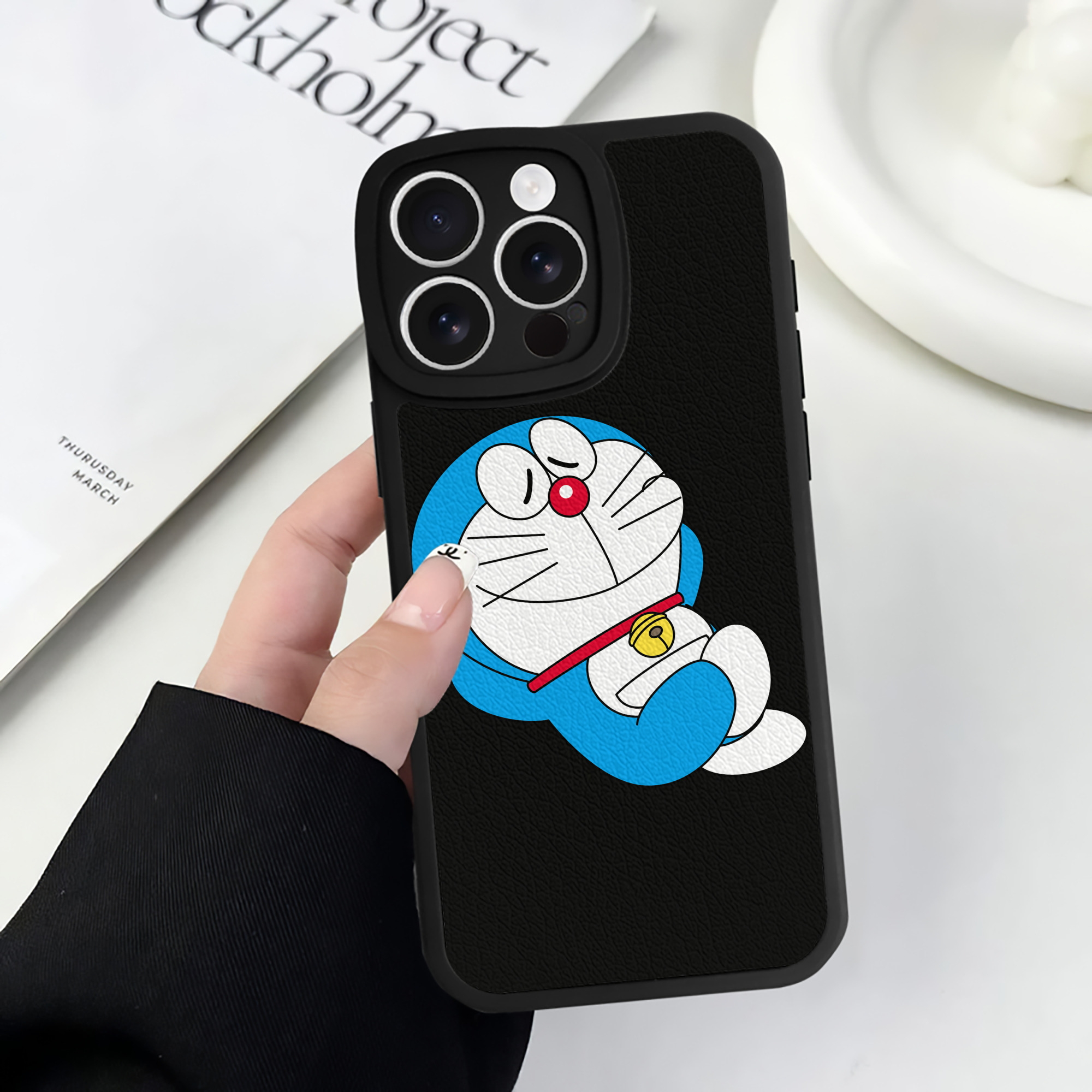 （画像用） ドラえもん Doraemon 【iPhone 16シリーズ対応】シリコンスマホケース（レザー調） 材質：シリコン